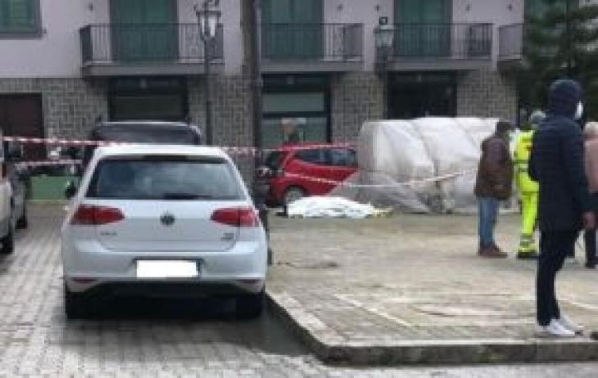 RAGAZZO DI 24 ANNI UCCISO DAL PADRE  A COLPI DI PISTOLA IN PIAZZA NELL'AGRIGENTINO - 