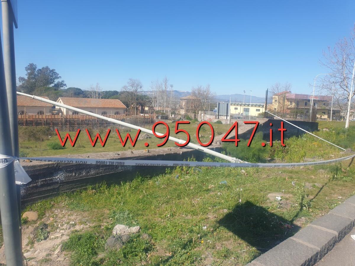 PATERNO': AUTO SBANDA NELLA NOTTE E ABBATTE PALO DELL’ILLUMINAZIONE - 