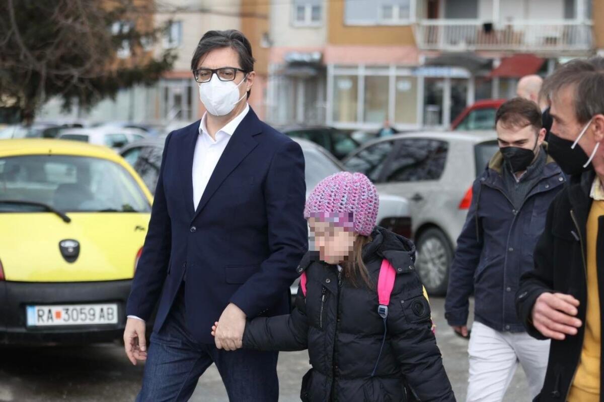 BIMBA CON SINDROME DI DOWN BULLIZZATA, IL PRESIDENTE DELLA MACEDONIA LA ACCOMPAGNA A SCUOLA - 