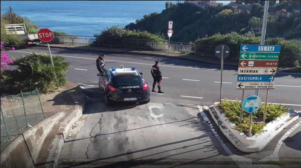 DUE GIOVANISSIMI DELLA PROVINCIA DI CATANIA BECCATI A RUBARE SCOOTER A TAORMINA - 