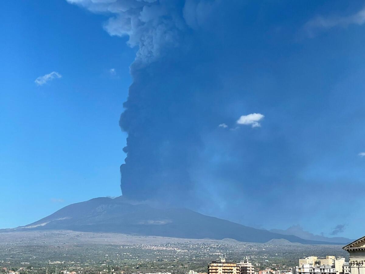 FORTE PAROSSISMO IN CORSO SUL'ETNA, NUBE VULCANICA ALTA 10 KM - 