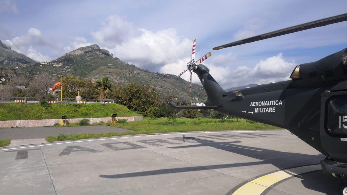 ELICOTTERO MILITARE  TRASPORTA NEONATO IN PERICOLO DI VITA DA AGRIGENTO A TAORMINA - 