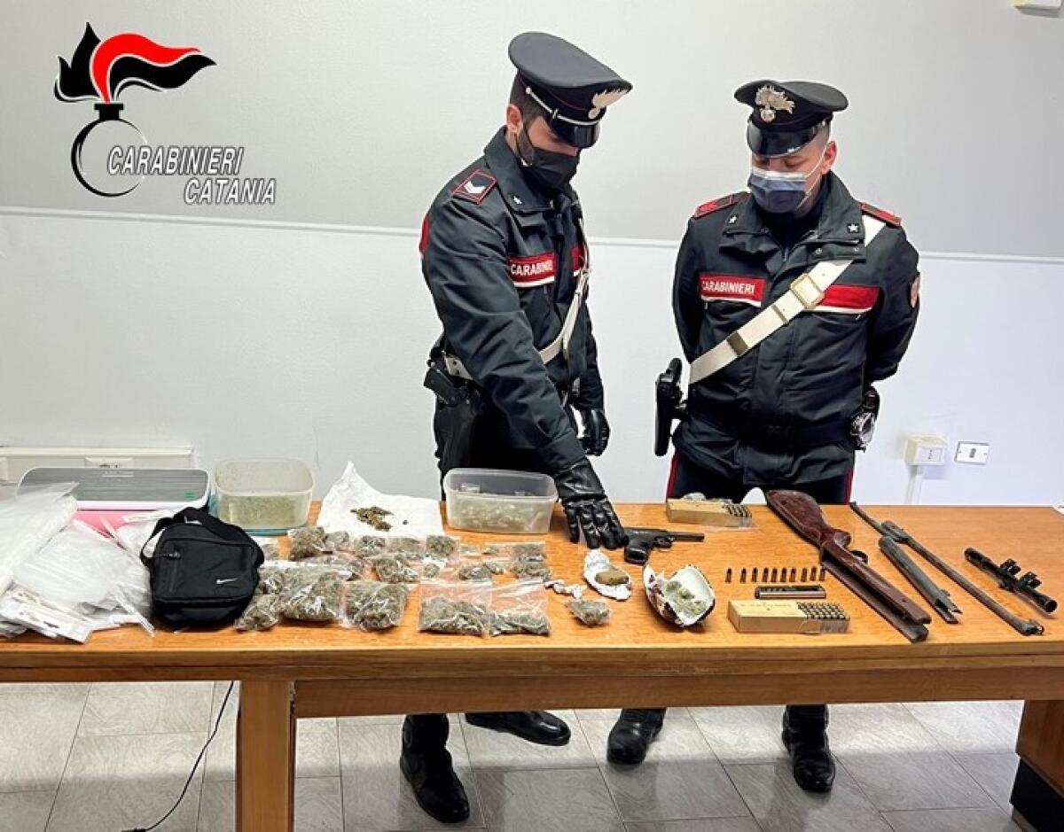 IN GIRO CON DROGA E UNA PISTOLA, IN MANETTE UN 26ENNE A PALAGONIA - 