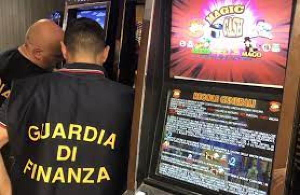 CONTROLLAVA E INCASSAVA LE VINCITE DELLE SLOT MACHINES IN TUTTA ITALIA - 