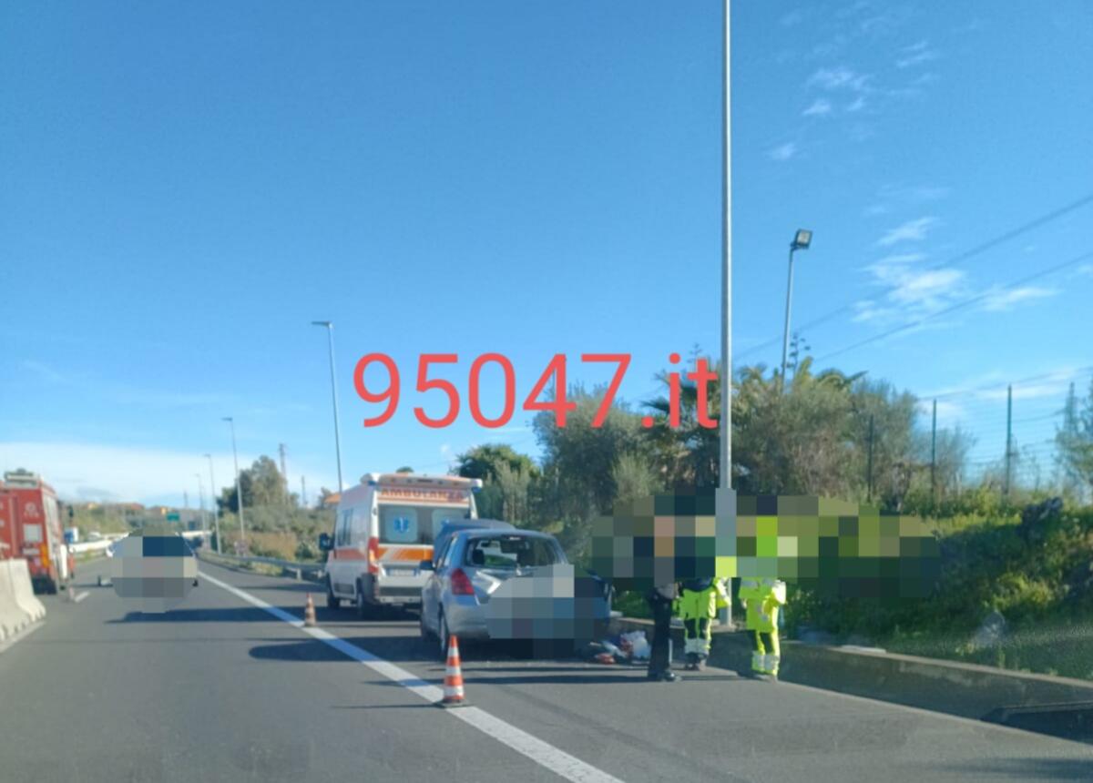 INCIDENTE SULLA TANGENZIALEDI CATANIA, AUTO SI RIBALTA SUL LATO - 