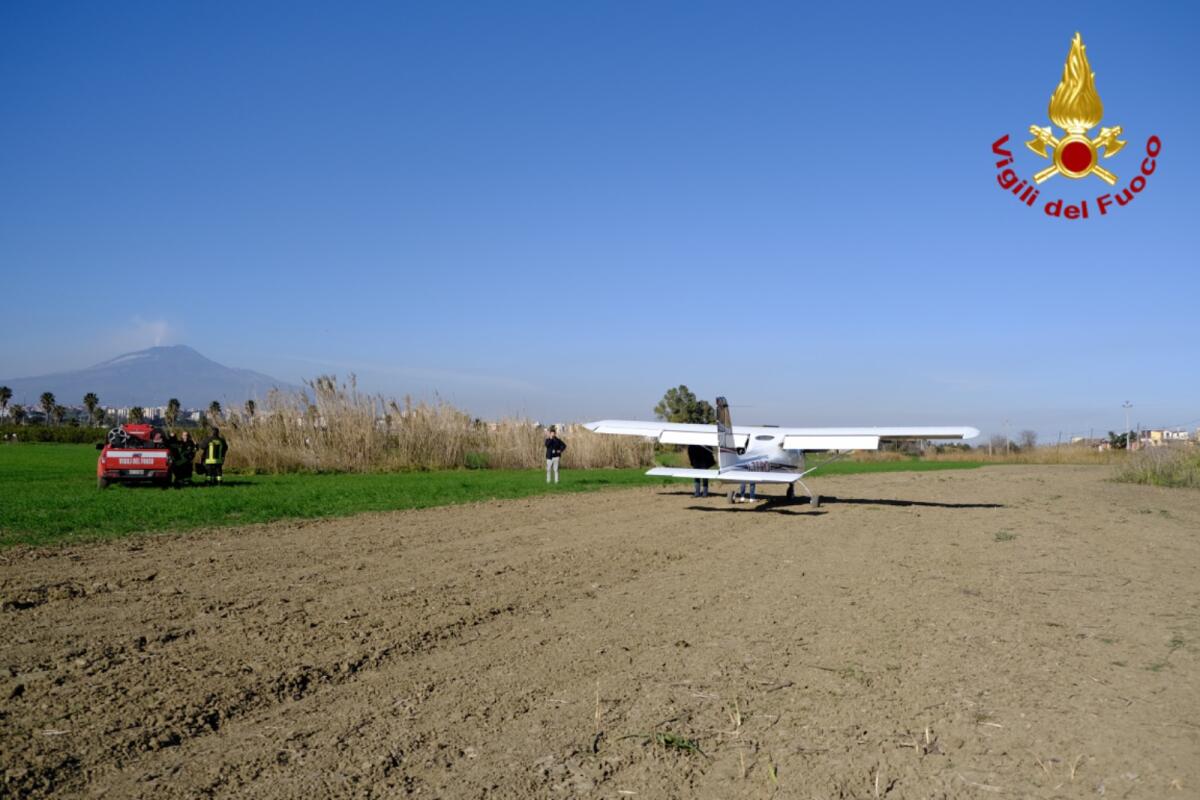 CATANIA, ATTERRAGGIO FUORI PISTA PER UN AEREO TURISTICO: NESSUN FERITO - 