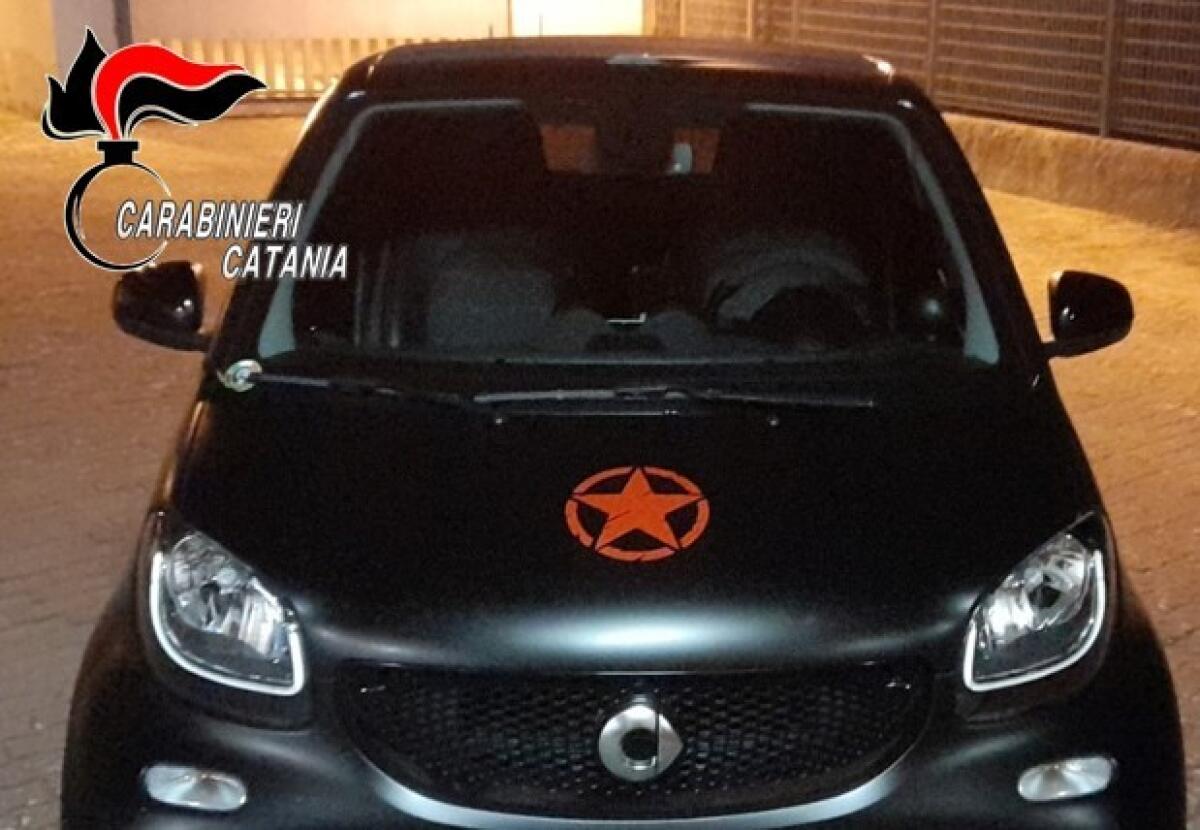 SAN MICHELE DI GANZARIA, FALSO CARABINIERE BLOCCATO A BORDO DI UNA SMART RUBATA - 