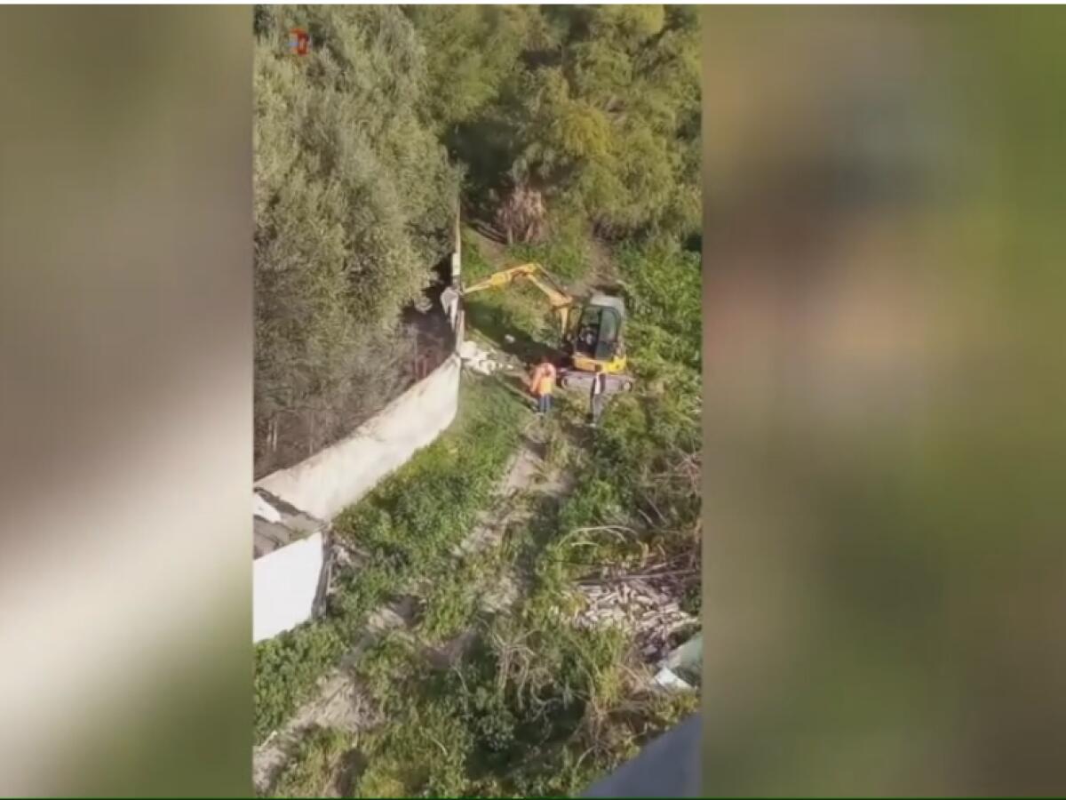 CATANIA: ABBATTE CON LA RUSPA UN MURO E SI APPROPRIA DEL TERRENO DI UN ORATORIO - 