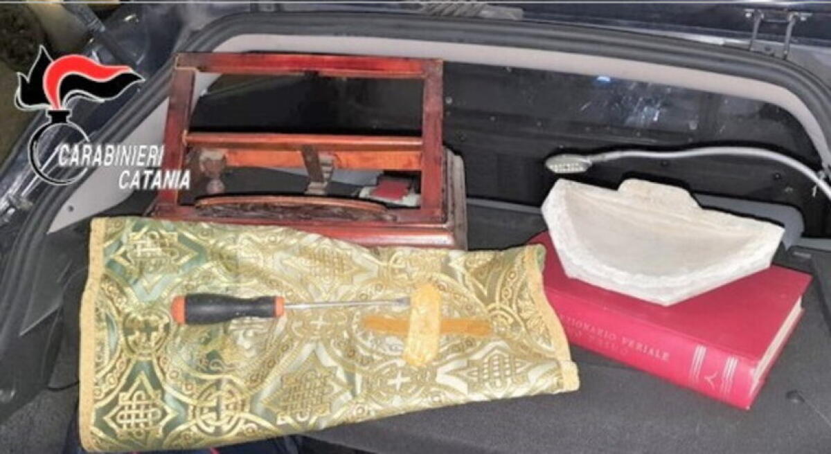 CATANIA: RUBANO BIBBIA E ACQUASANTIERA DA EX OSPEDALE FERRAROTTO - 