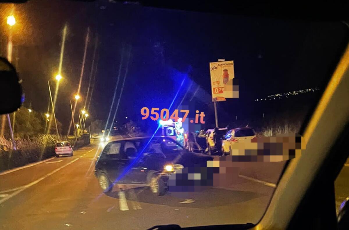 BELPASSO:SCONTRO TRA DUE AUTOVETTURE ALL'INGRESSO DEL CENTRO COMMERCIALE, UN FERITO - 