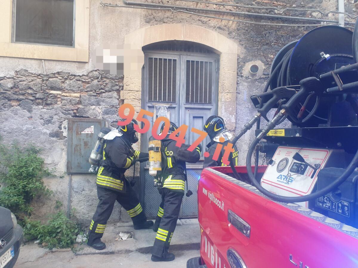 PATERNO': FUMO IN UN IMMOBILE DEL CENTRO,  INTERVENGONO I VIGILI DEL FUOCO - 