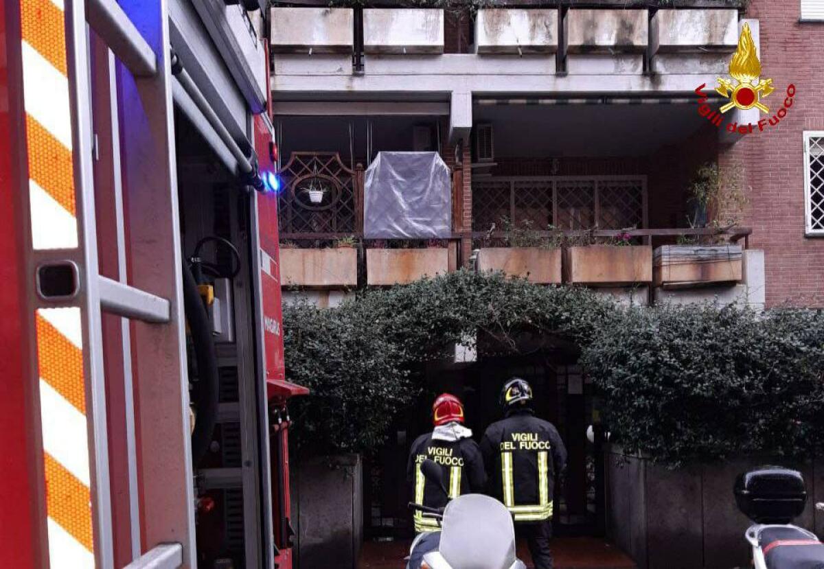ROMA, GESTO EROICO DI 4 POMPIERI: OFFRONO   I LORO RESPIRATORI DURANTE UN INCENDIO E RESTANO INTOSSICATI - 