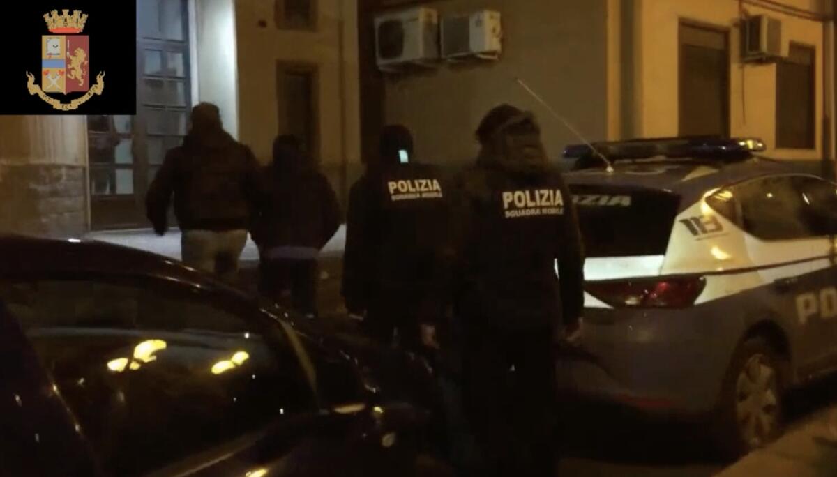 OPERAZIONE DELLA POLIZIA AD ADRANO, ARRESTI PER PER ASSOCIAZIONE PER DELINQUERE DI TIPO MAFIOSO, AGGRAVATA DALL'USO DI ARMI, TENTATO OMICIDIO E TRAFFICO ILLECITO DI STUPEFACENTI. - 