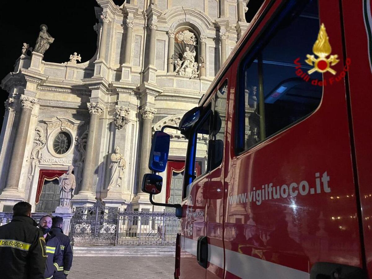CATANIA, I VIGILI DEL FUOCO RENDONO OMAGGIO A SANT’AGATA - 
