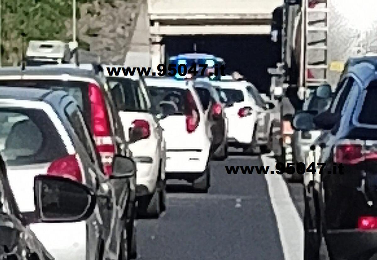 TAMPONAMENTO IN TANGENZIALE DI CATANIA E  LUNGHE CODE IN DIREZIONE MESSINA - 