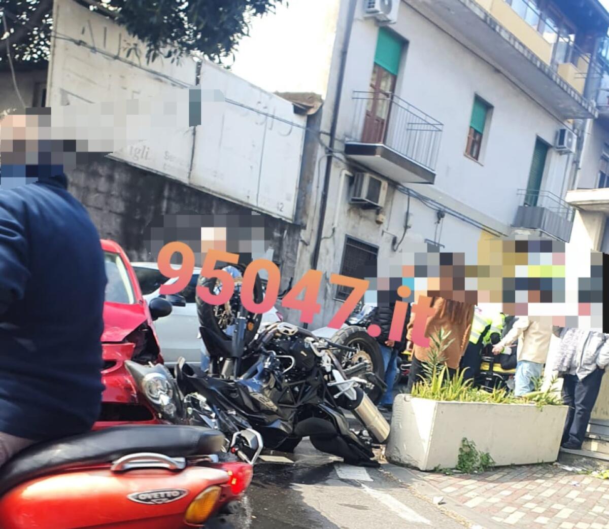 VIOLENTO SCONTRO AUTO-MOTO A CATANIA, LA MOTO SI RIBALTA - 