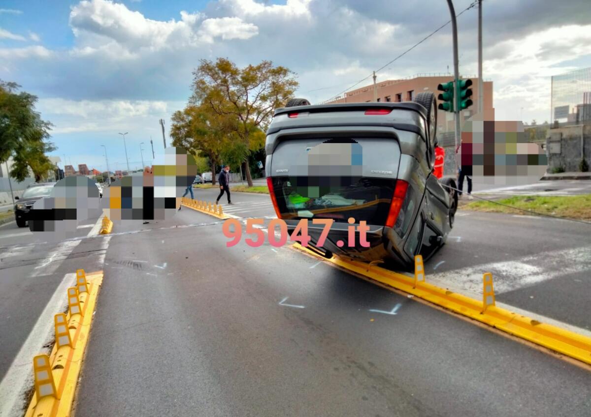 VIOLENTO SCONTRO TRA DUE AUTO DAVANTI AL POLICLINICO DI CATANIA , UNA SI RIBALTA - 