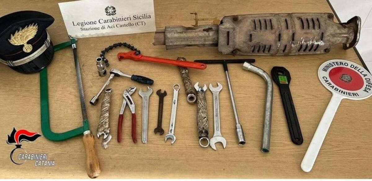 ACI CASTELLO, SMONTAVANO PEZZI DELLE AUTO IN SOSTA, DENUNCIATE TRE PERSONE - 