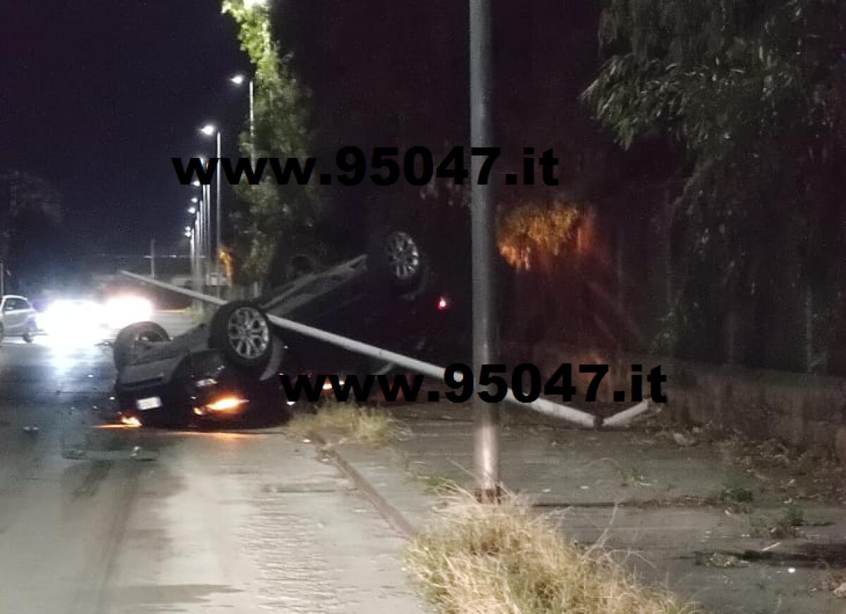 SCONTRO TRA DUE AUTO ALLA ZONA INDUSTRIALE DI CATANIA , UNA SI RIBALTA ED ABBATTE   UN PALO DELLA LUCE - 