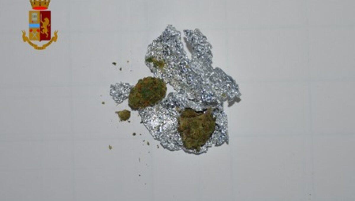 ADRANO, IN AUTO CON DELLA MARIJUANA, SEGNALATO ASSUNTORE - 