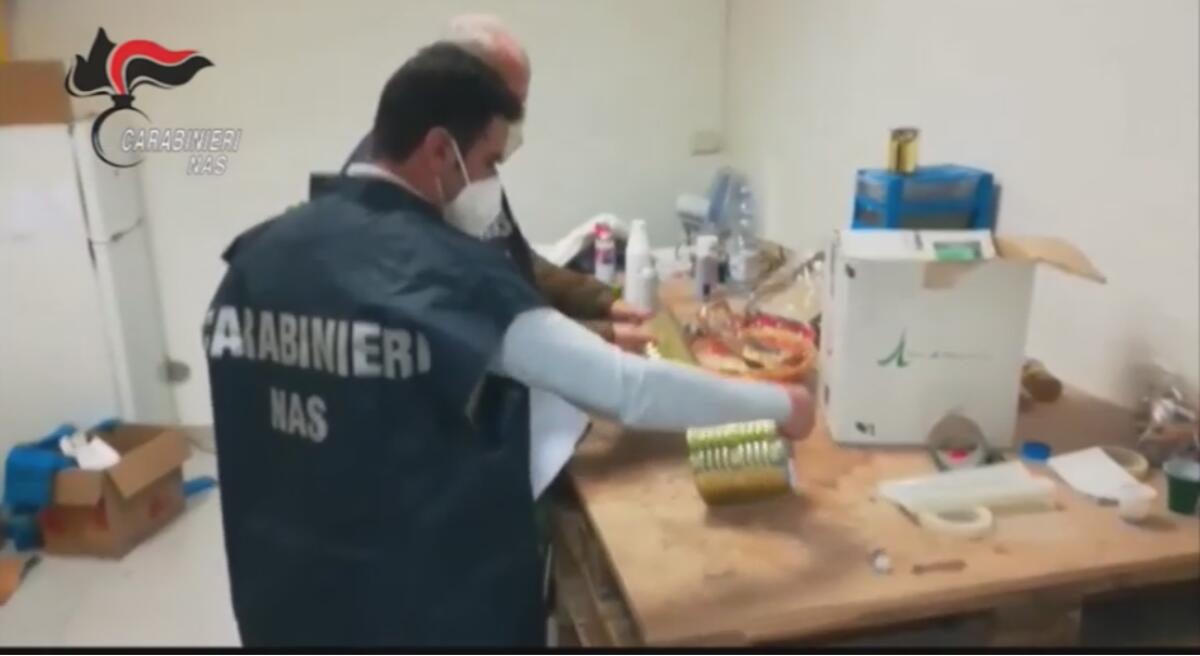 CATANIA RIETICHETTAVANO GLI ALIMENTI SCADUTI E LI RIMETTEVANO IN COMMERCIO, NAS NE SEQUESTRANO 20 TONNELLATE - 