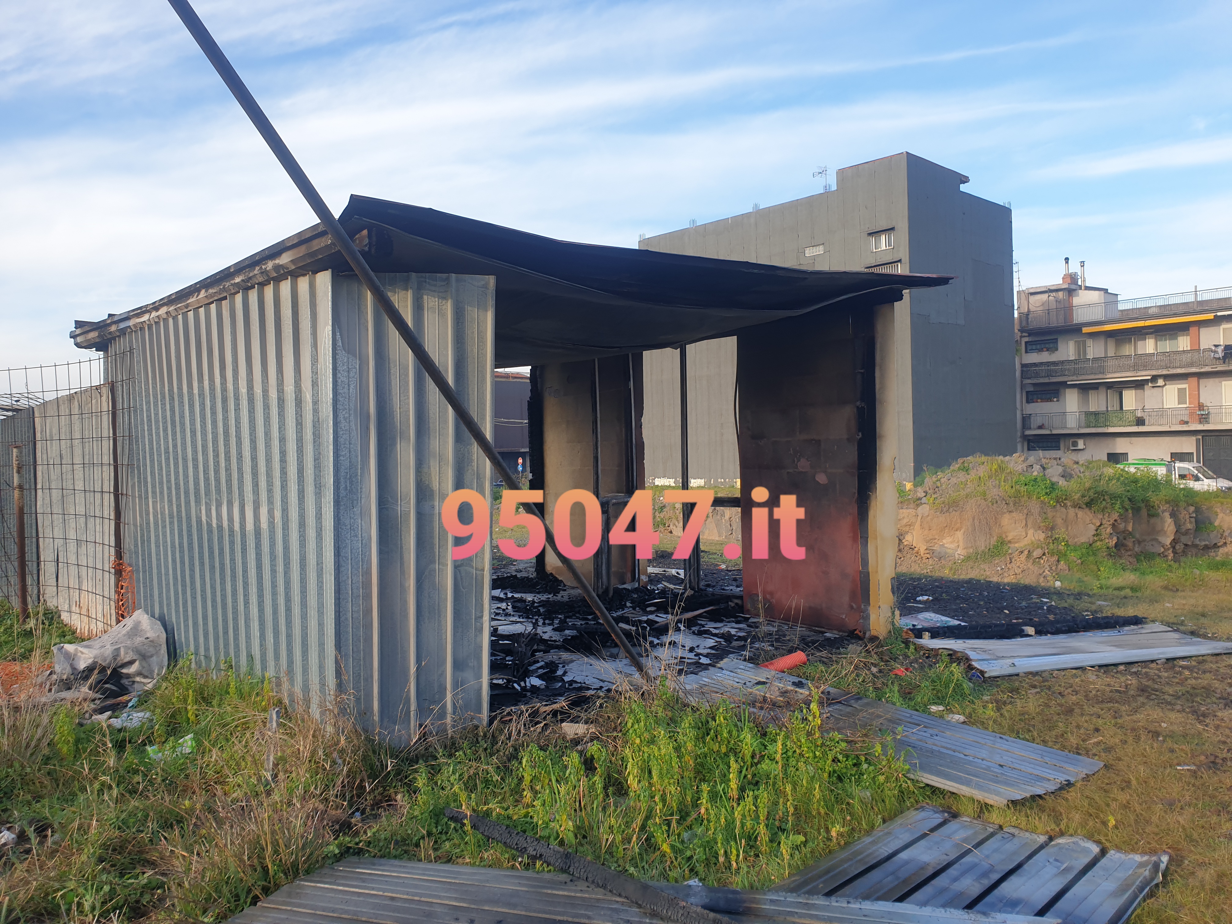 PATERNO'. I VANDALI COLPISCONO,  A FUOCO IERI CASOTTO IN VIA MARCO POLO