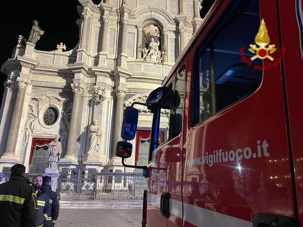 CATANIA, I VIGILI DEL FUOCO RENDONO OMAGGIO A SANT’AGATA