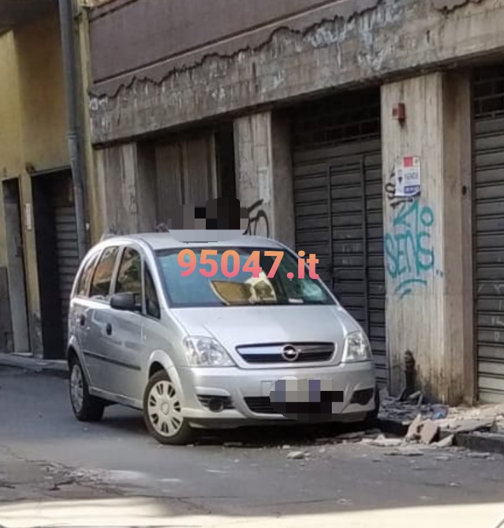 PATERNO': PEZZO DI CORNICIONE SI STACCA IN VIA BELLINI, DANNEGGIATA  UN’AUTO