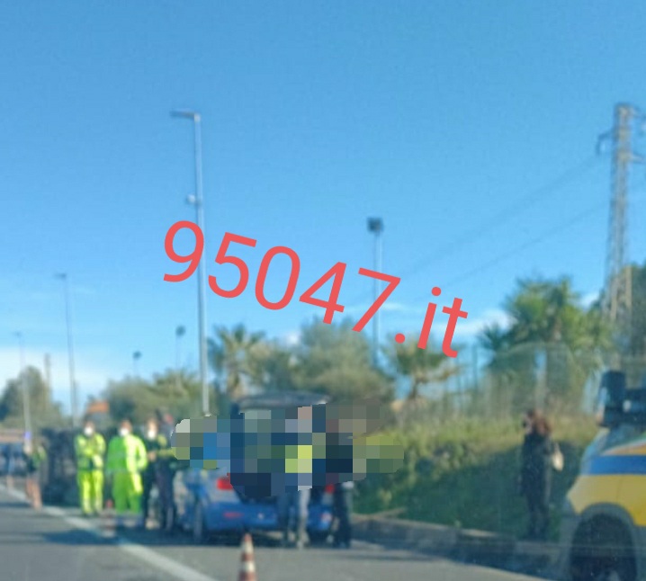 INCIDENTE SULLA TANGENZIALEDI CATANIA, AUTO SI RIBALTA SUL LATO