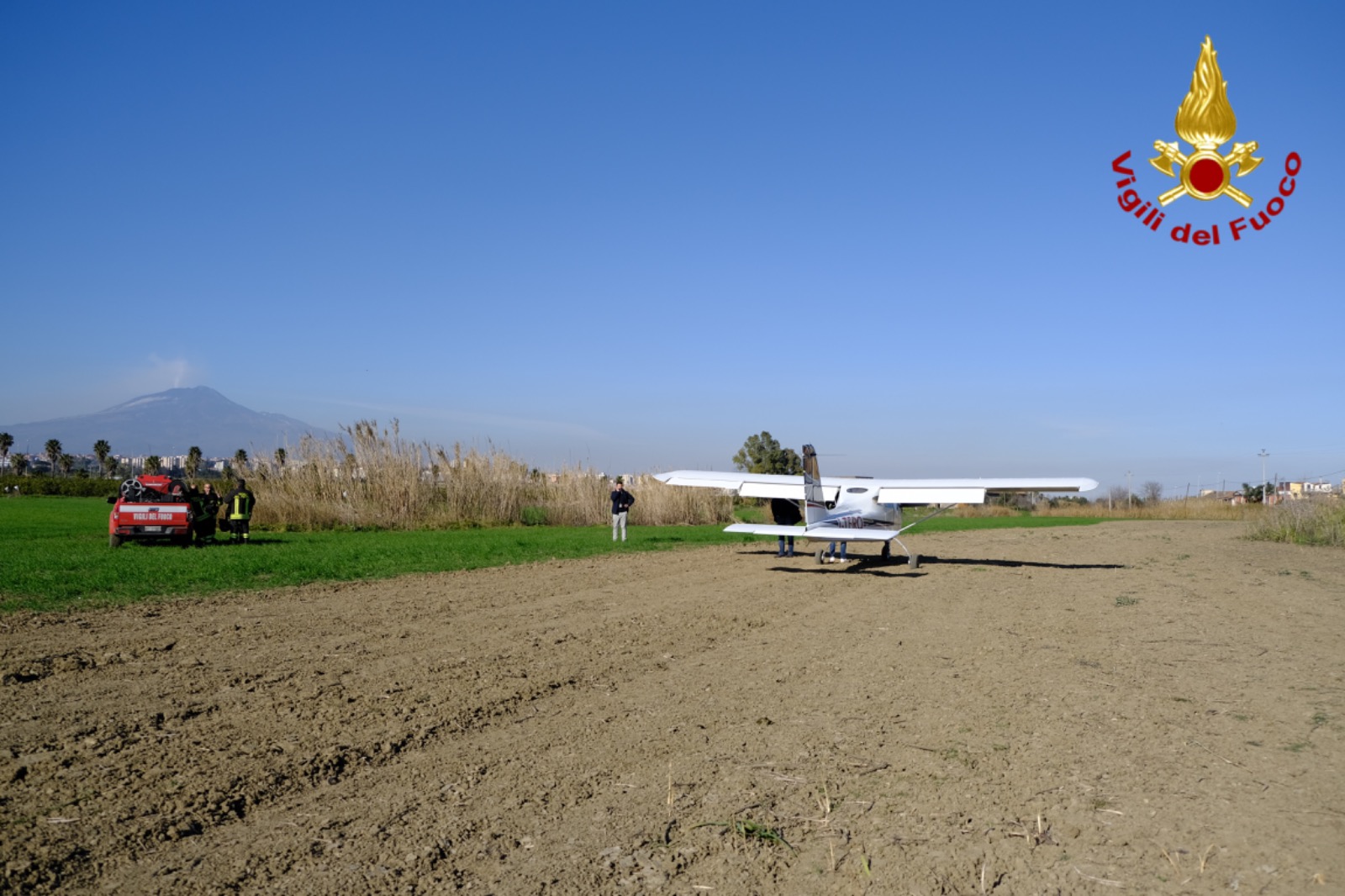 CATANIA, ATTERRAGGIO FUORI PISTA PER UN AEREO TURISTICO: NESSUN FERITO