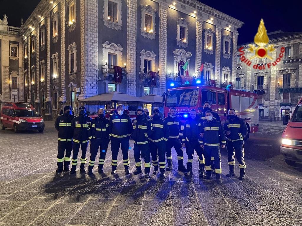 CATANIA, I VIGILI DEL FUOCO RENDONO OMAGGIO A SANT’AGATA