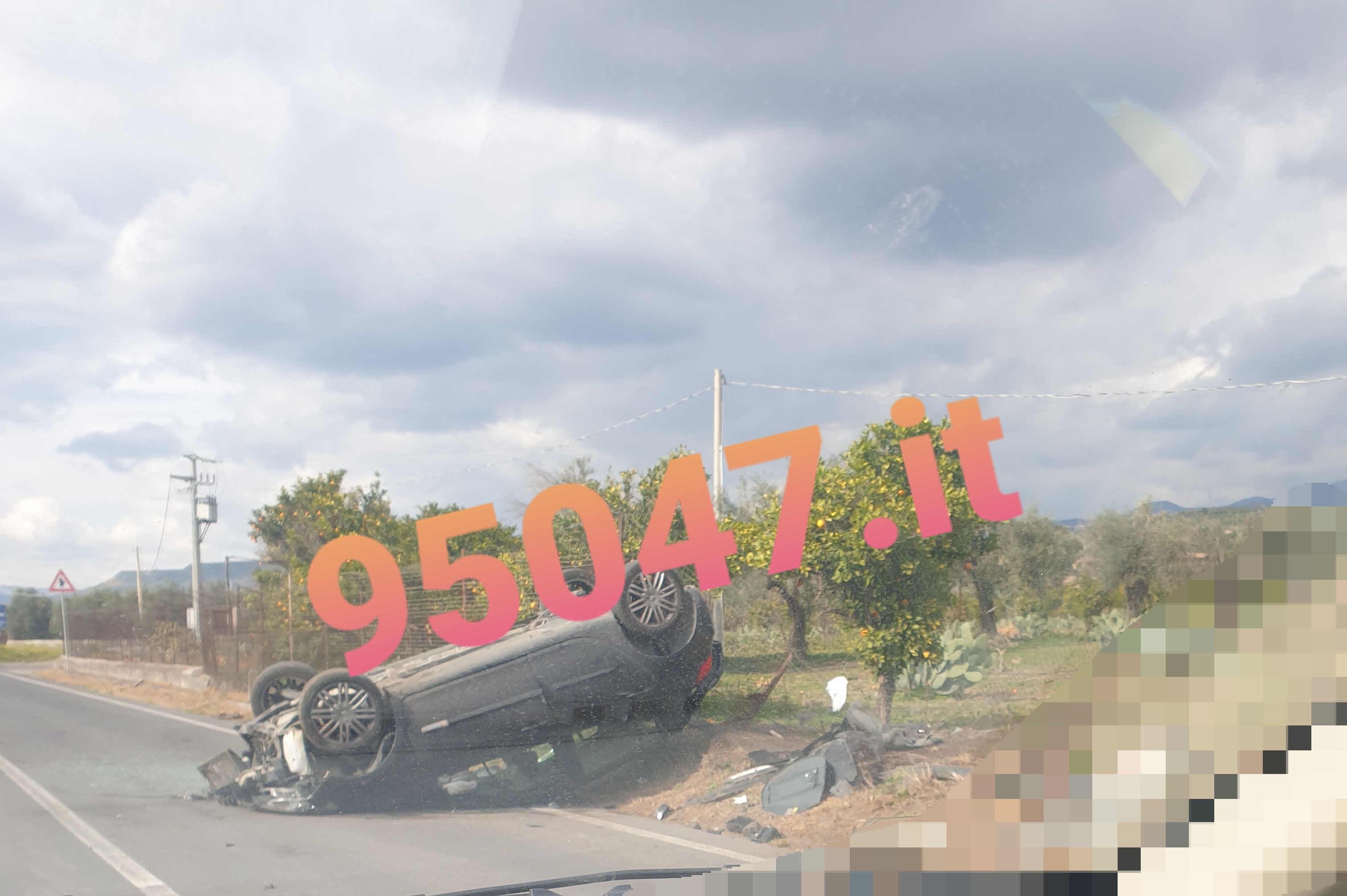 AUTO SI RIBALTA SULLA VECCHIA SS121, ILLESO IL CONDUCENTE