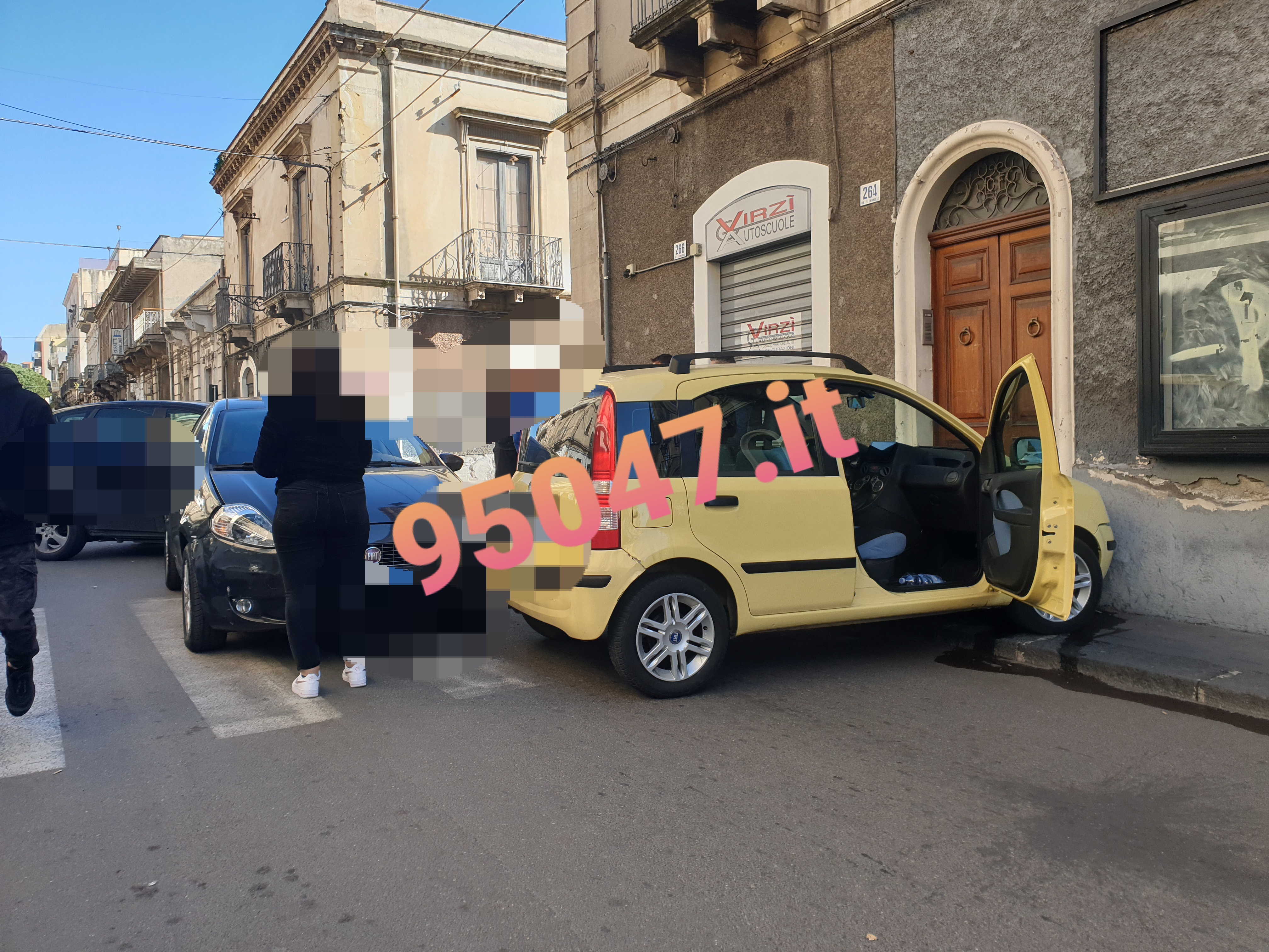 PATERNO': SCONTRO ALL'INCROCIO IN PIENO CENTRO, UN  AUTO FINISCE SUL MARCIAPIEDE