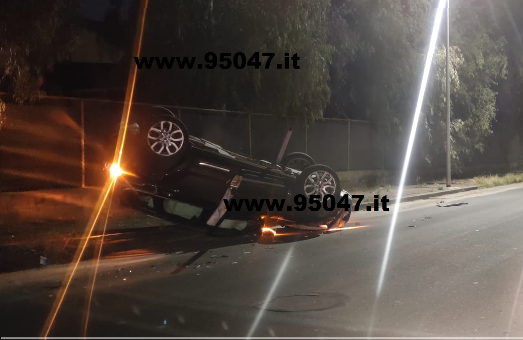 SCONTRO TRA DUE AUTO ALLA ZONA INDUSTRIALE DI CATANIA , UNA SI RIBALTA ED ABBATTE   UN PALO DELLA LUCE