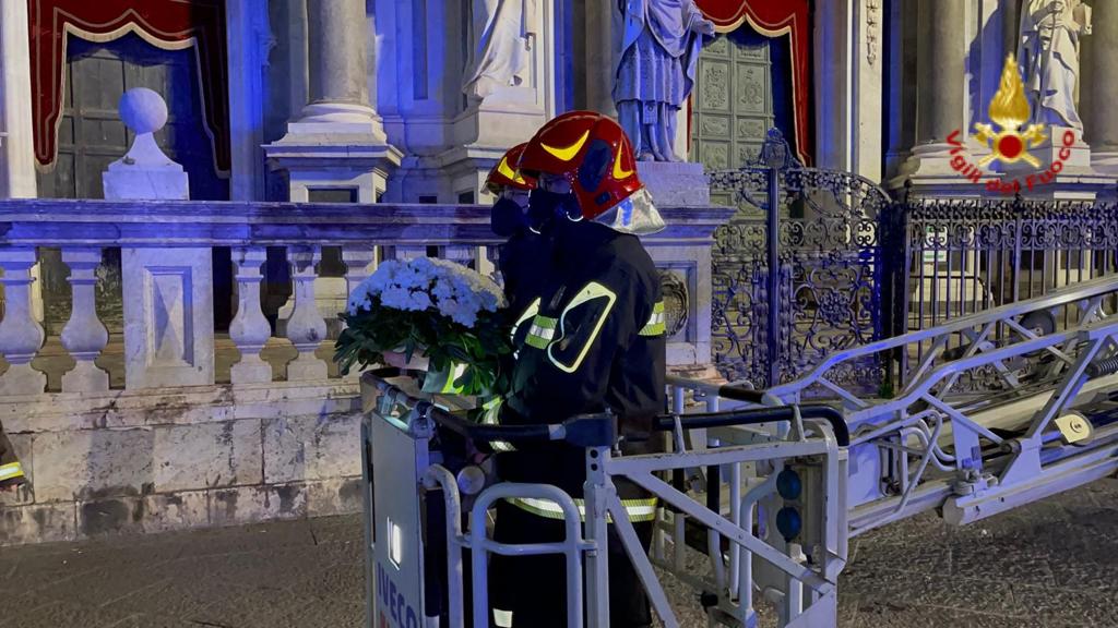 CATANIA, I VIGILI DEL FUOCO RENDONO OMAGGIO A SANT’AGATA