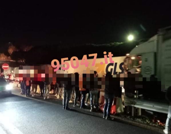 SCIOPERO CAMIONISTI, A CATANIA BLOCCATO L’INGRESSO SULLA A18