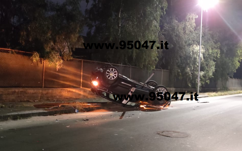 SCONTRO TRA DUE AUTO ALLA ZONA INDUSTRIALE DI CATANIA , UNA SI RIBALTA ED ABBATTE   UN PALO DELLA LUCE