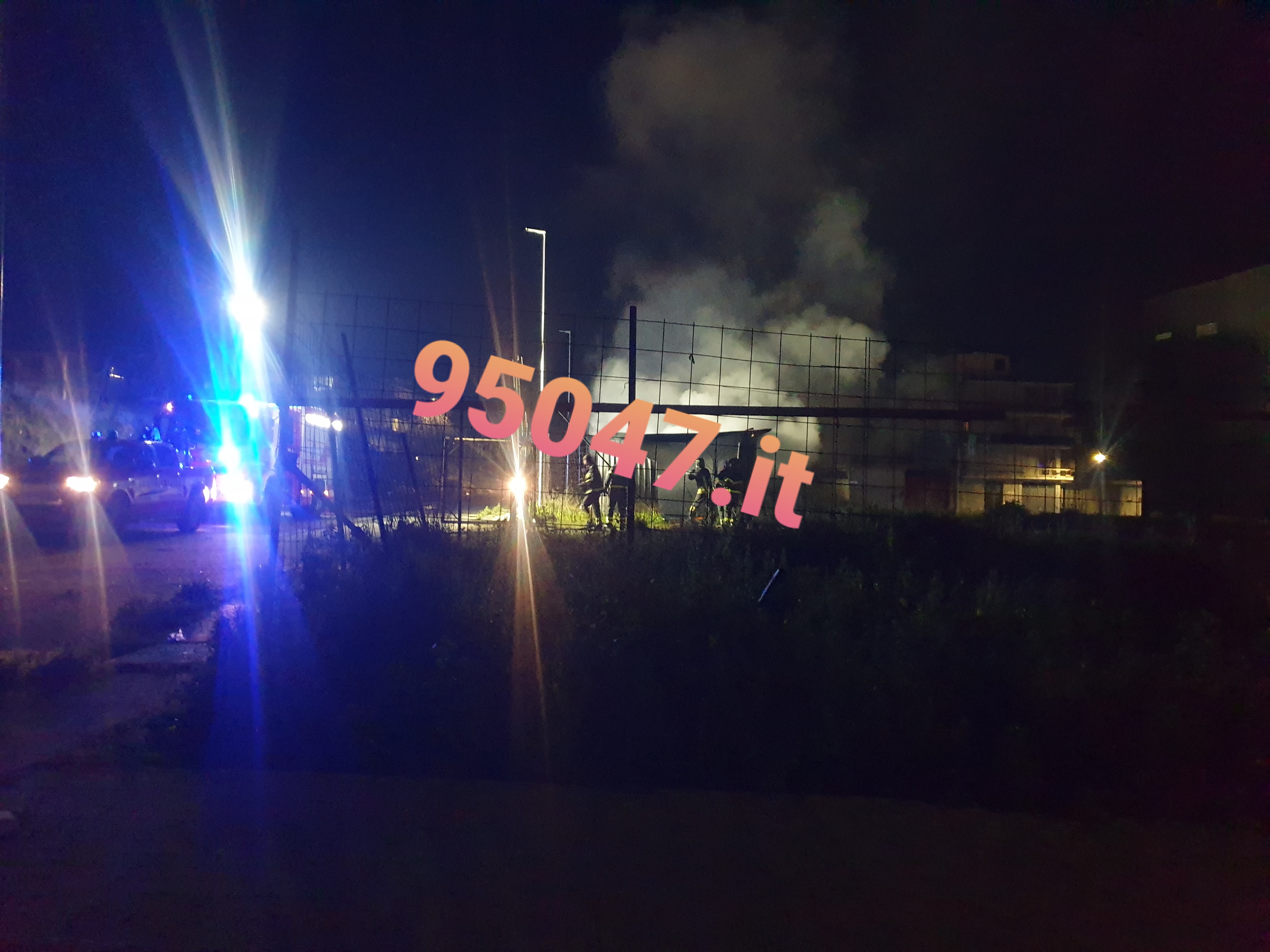 PATERNO'. I VANDALI COLPISCONO,  A FUOCO IERI CASOTTO IN VIA MARCO POLO