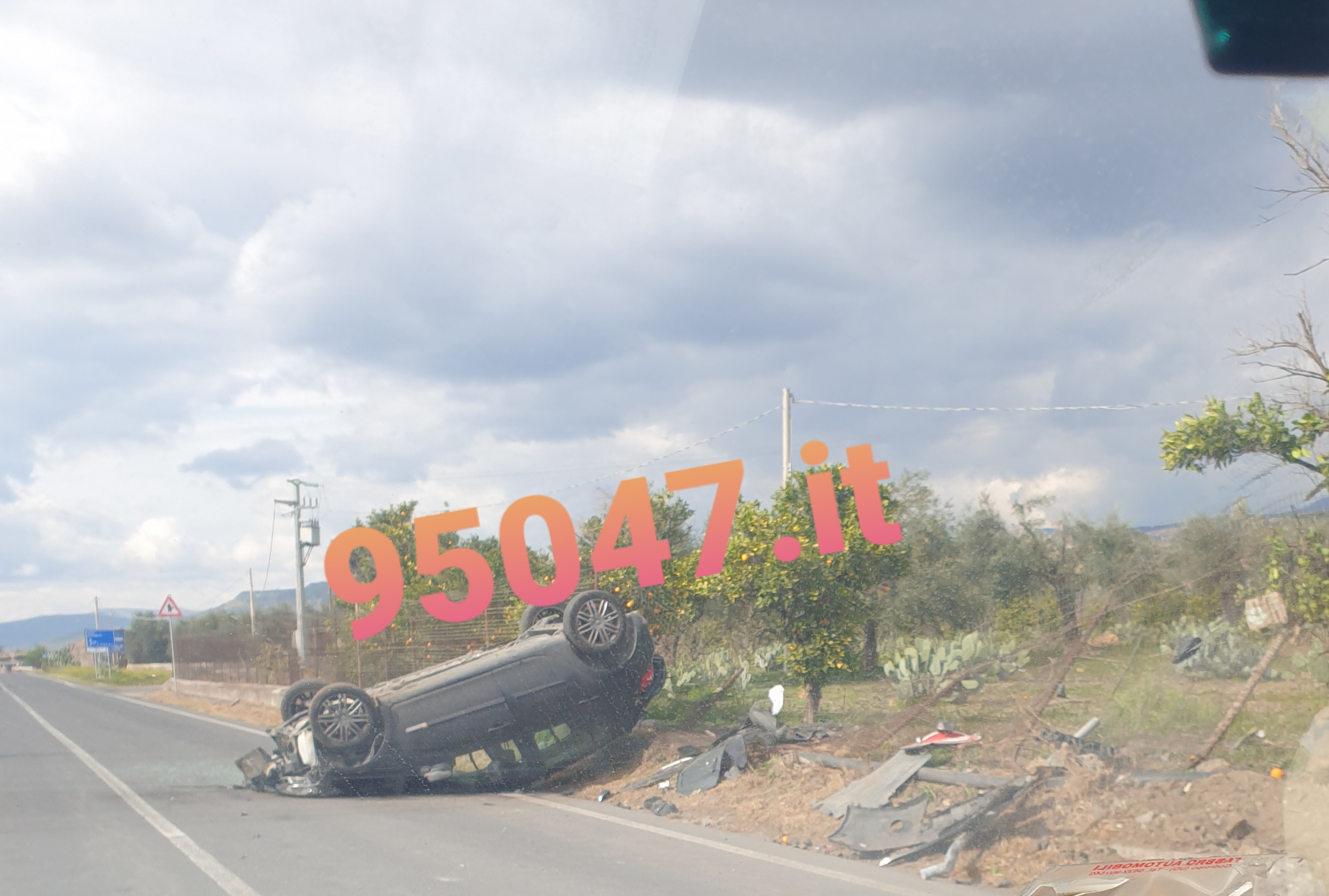 AUTO SI RIBALTA SULLA VECCHIA SS121 IN TERRITORIO DI SANTA MARIA DI LICODIA