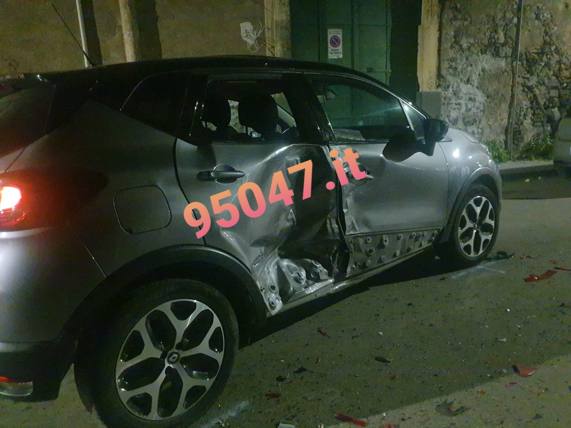 VIOLENTO SCONTRO TRA DUE AUTO A PATERNO' IERI SERA : COLPITE ALCUNE AUTO IN SOSTA.