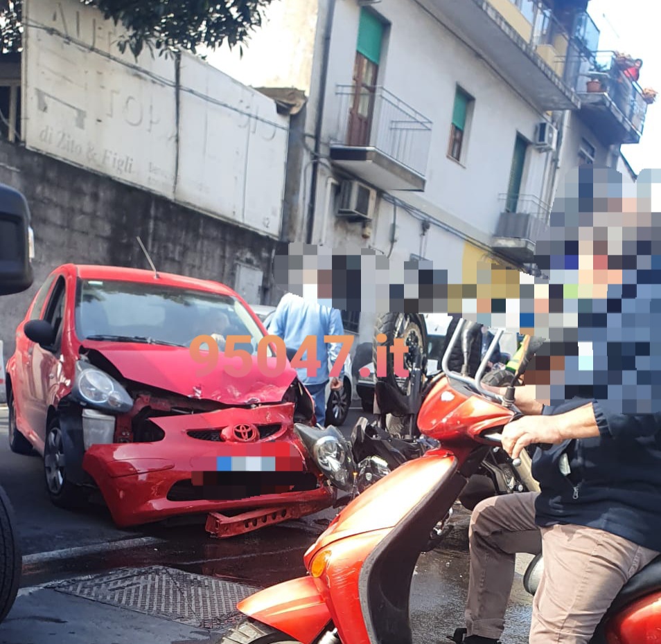 VIOLENTO SCONTRO AUTO-MOTO A CATANIA, LA MOTO SI RIBALTA