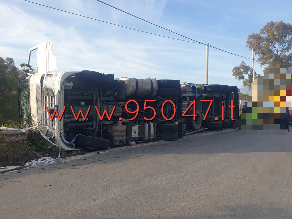 MISTERBIANCO, SI RIBALTA CAMION: ILLESO IL CONDUCENTE