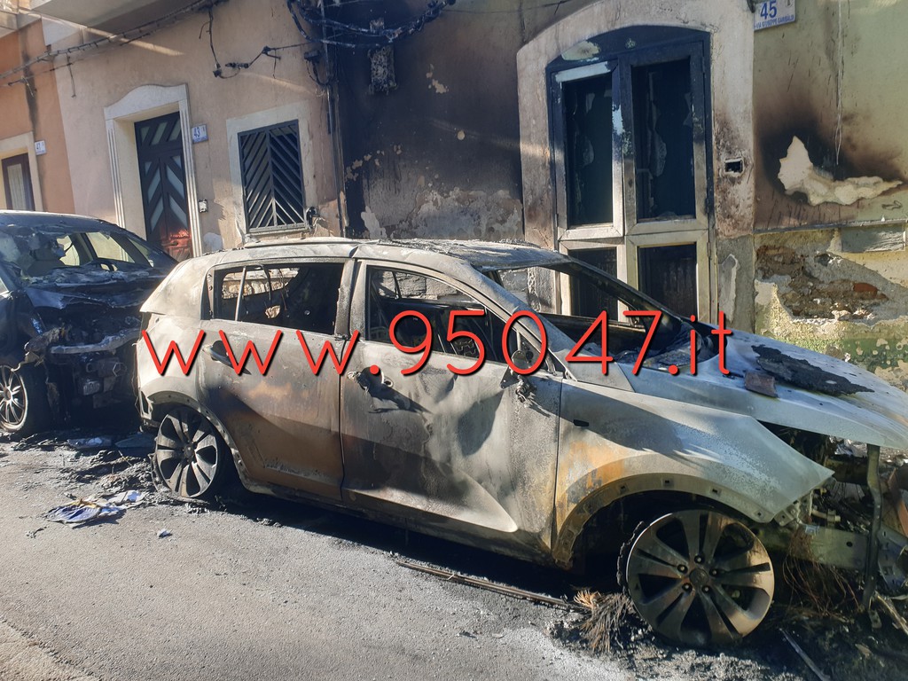 AUTO BRUCIATE E PALAZZO ANNARITE A MOTTA SANT ANASTASIA