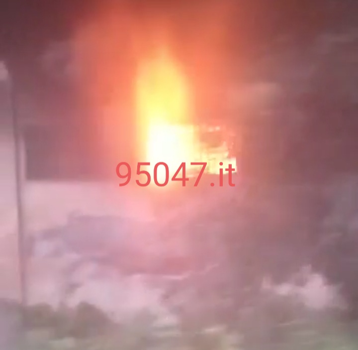 PATERNO': INCENDIO IN EDIFICIO ABBANDONATO DISABITATO MA OCCUPATO DA STRANIERI