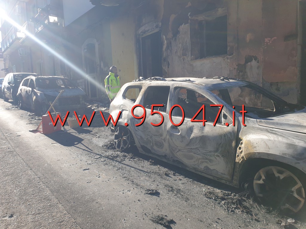 PAURA QUESTA NOTTE A MOTTA SANT'ANASTASIA, AUTO BRUCIATE E PALAZZO ANNARITE