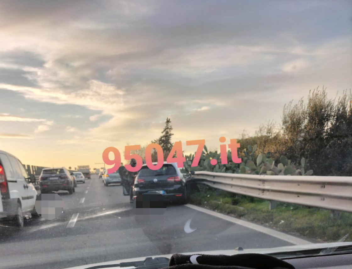 AUTO CONTRO BLOCCO DI POLISTIROLO AL CENTRO DELLA CARREGGIATA SULLA SS121, FERITA DONNA INCINTA