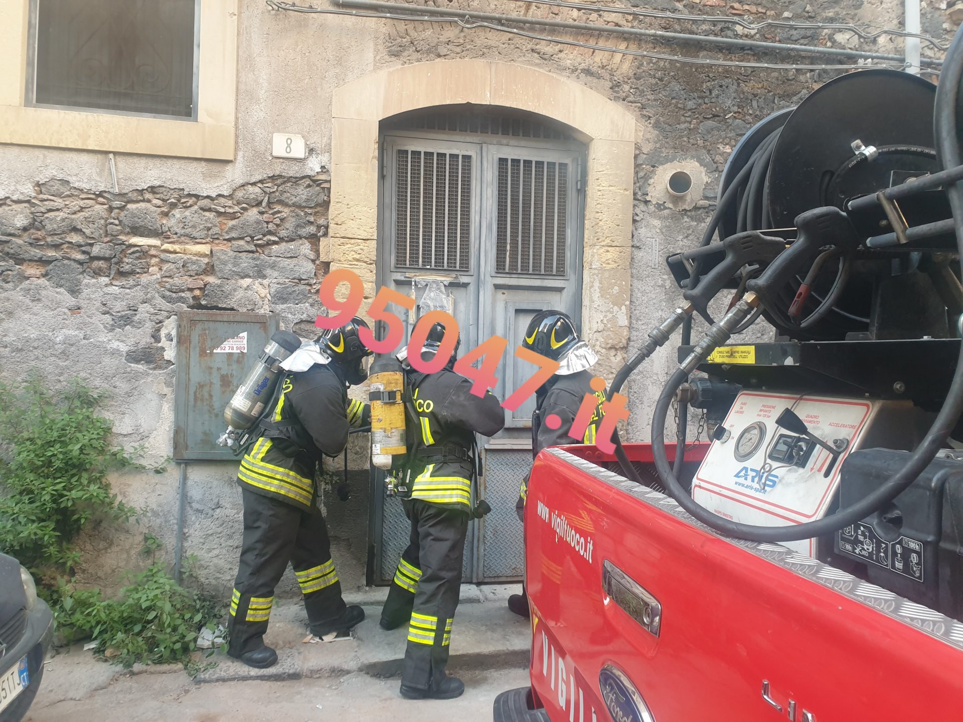 PATERNO': FUMO IN UN IMMOBILE DEL CENTRO,  INTERVENGONO I VIGILI DEL FUOCO