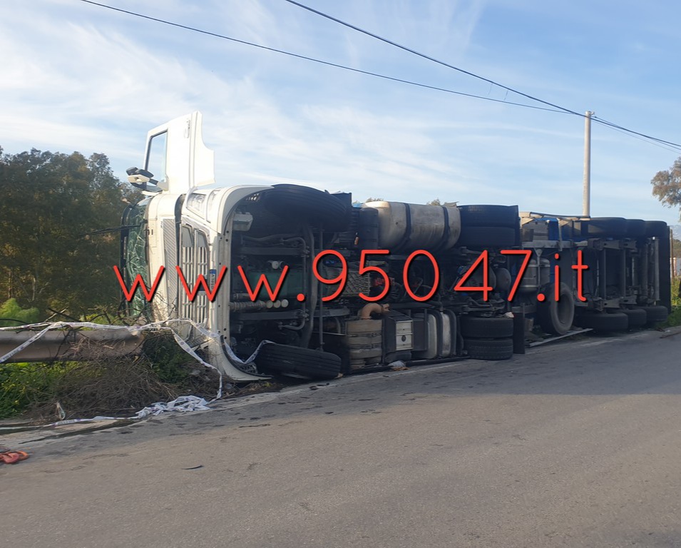 MISTERBIANCO, SI RIBALTA CAMION: ILLESO IL CONDUCENTE