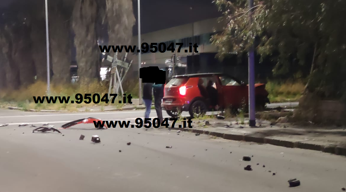 SCONTRO TRA DUE AUTO ALLA ZONA INDUSTRIALE DI CATANIA , UNA SI RIBALTA ED ABBATTE   UN PALO DELLA LUCE