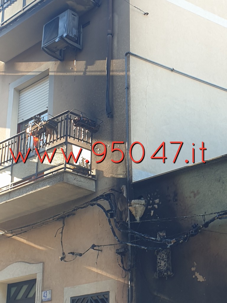 AUTO BRUCIATE E PALAZZO ANNARITE A MOTTA SANT ANASTASIA